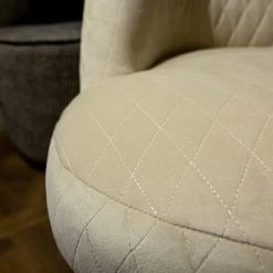 Now’s Home Fauteuils Fauteuil En Velours Matelassé écru Pieds En Métal Noir -Magasin De Chaises fauteuil en velours matelasse ecru pieds en metal noir 2