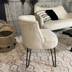 Now’s Home Fauteuils Fauteuil En Velours Matelassé écru Pieds En Métal Noir -Magasin De Chaises fauteuil en velours matelasse ecru pieds en metal noir 3