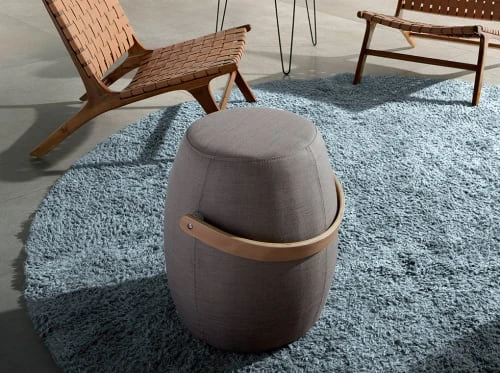 Pouf en tissu gris avec anse en cuir marron Angel Cerda Poufs Pouf En Tissu Gris Avec Anse En Cuir Marron -Magasin De Chaises pouf en tissu gris avec anse en cuir marron 1